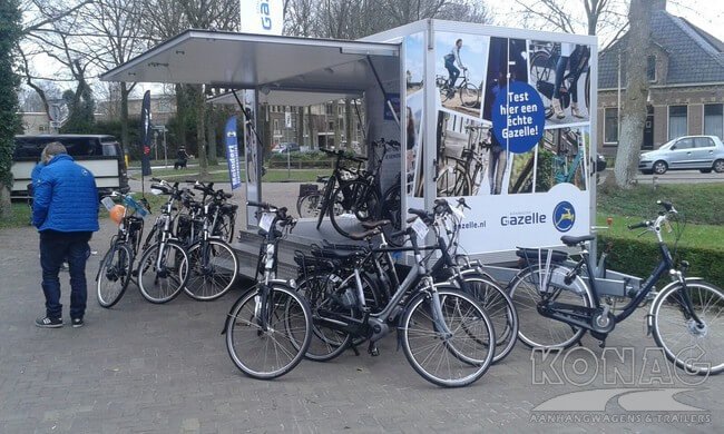 Compacte Konag presentatiewagen voorzien van trappen