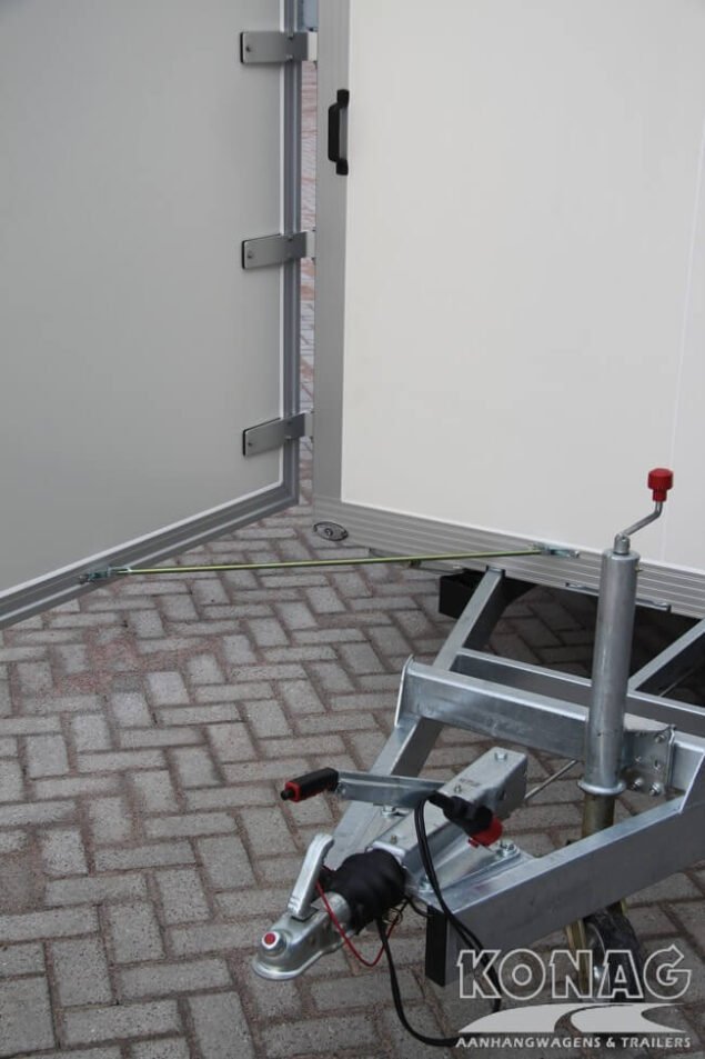 Konag presentatiewagen met reclamepanelen