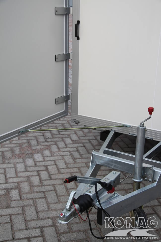 Konag presentatiewagen met reclamepanelen