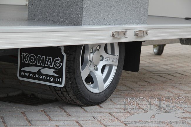 Konag presentatiewagen met reclamepanelen 360x204x230 cm 1900 kg