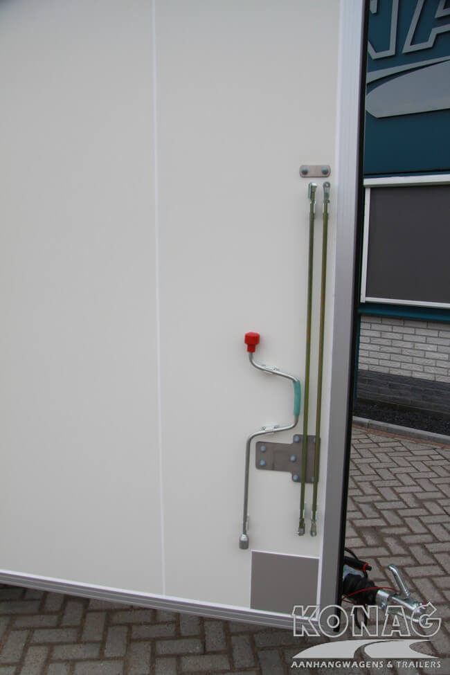 Konag presentatiewagen met reclamepanelen
