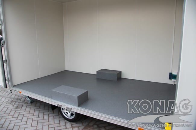 Konag presentatiewagen met reclamepanelen