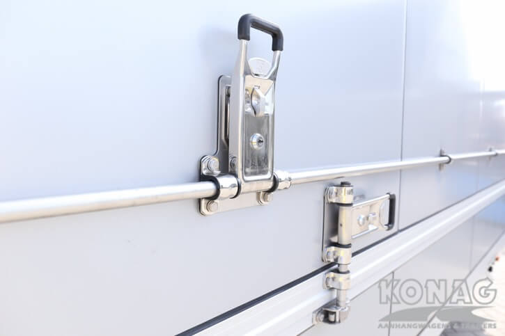 Konag casco marktverkoopwagen met reclame panelen