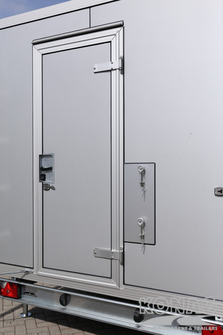 Konag casco marktverkoopwagen met reclame panelen