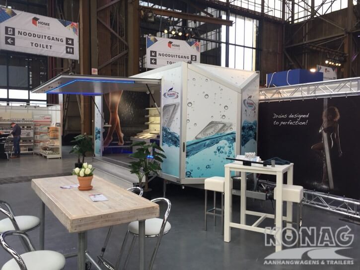 Konag presentatiewagen met trappen