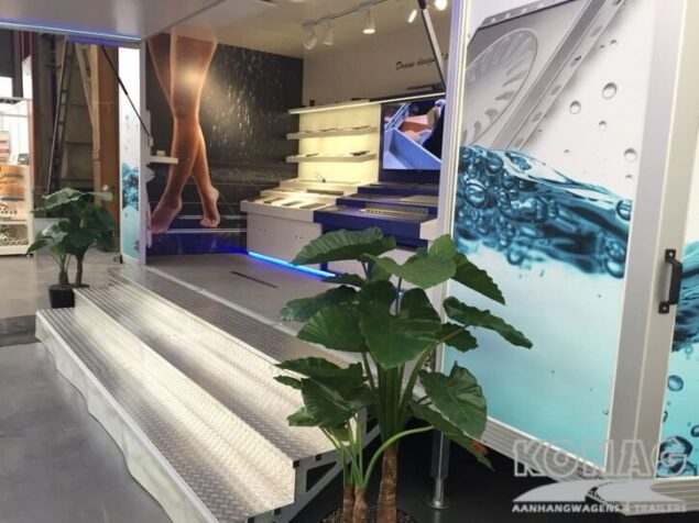 Konag presentatiewagen met trappen