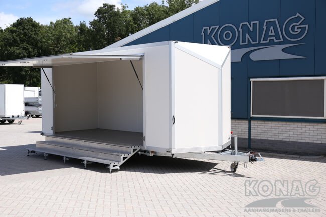 Konag presentatiewagen met trappen