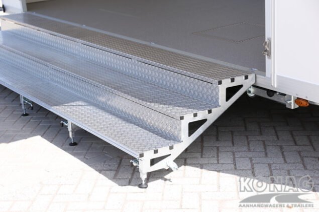 Konag presentatiewagen met trappen