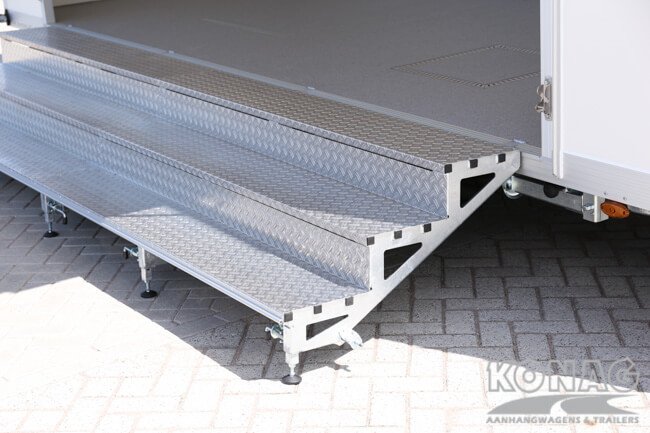 Konag presentatiewagen met trappen