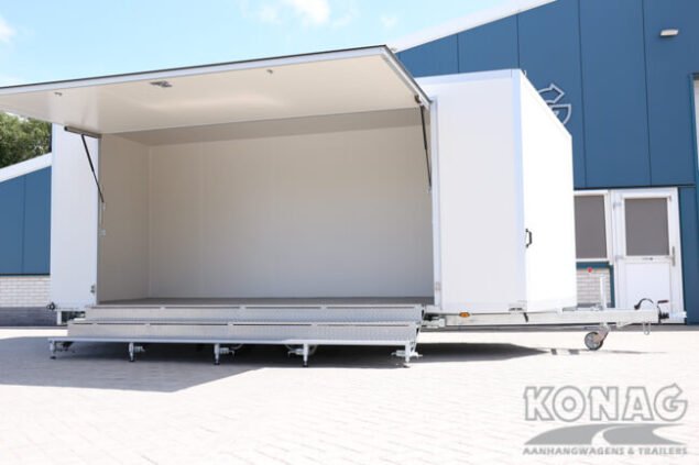 Konag presentatiewagen met trappen