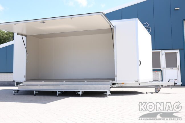 Konag presentatiewagen met trappen