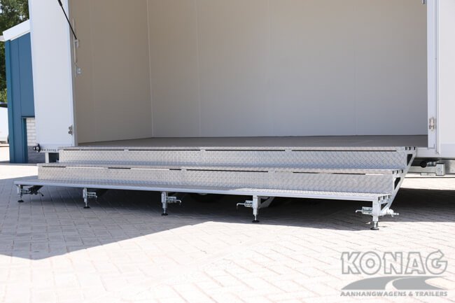 Konag presentatiewagen met trappen
