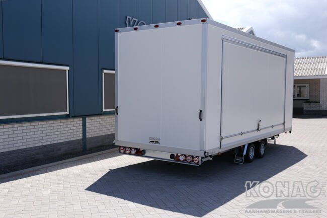 Konag presentatiewagen met trappen