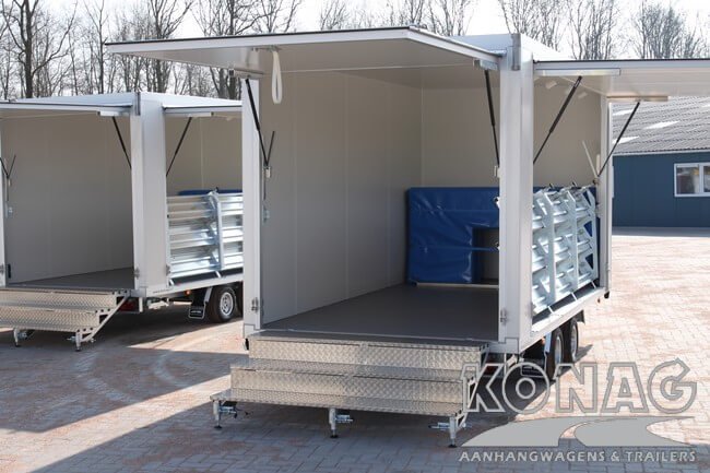 Konag presentatiewagen voorzien van verlichting