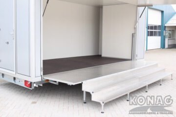 Trap met podium