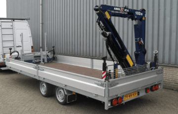 Konag plateauwagen met aanhangwagenkraan