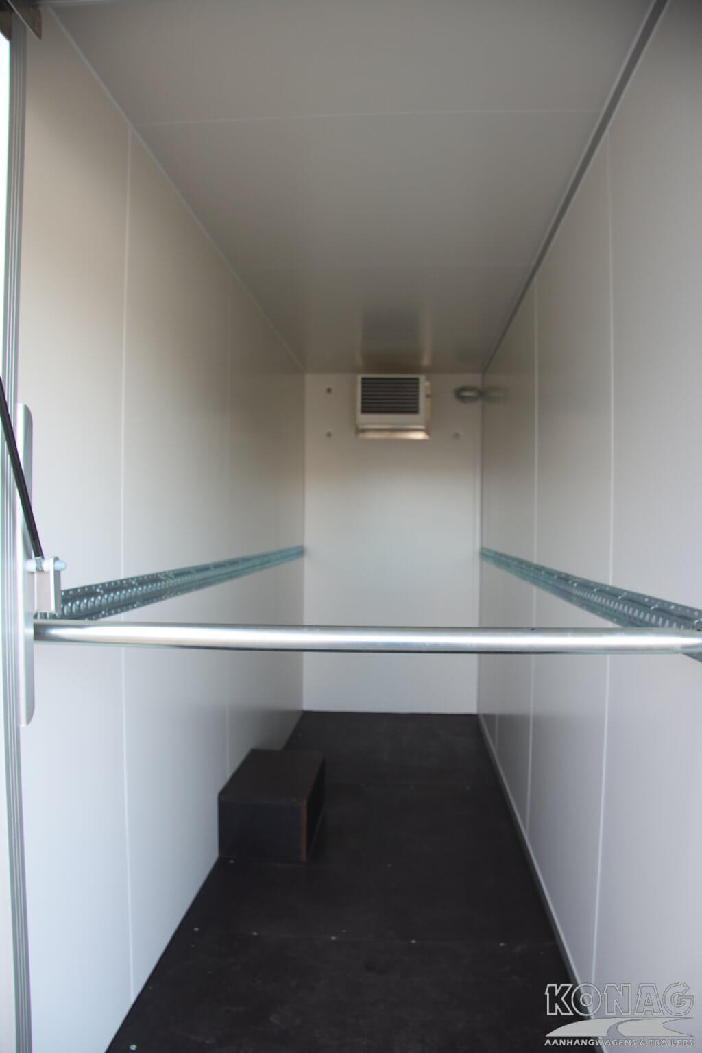 Konag bloemenaanhangwagen met zeilenopbouw