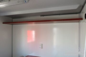 Legboord aan de voorzijde boven de tafel