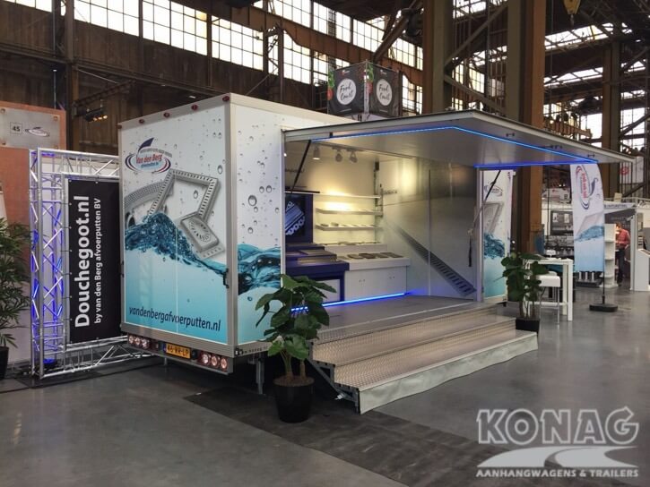 Konag presentatiewagen met trappen